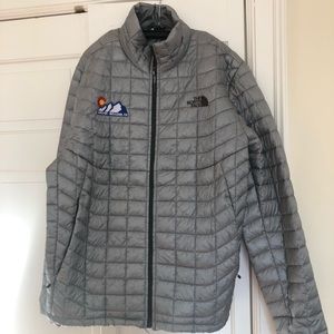 Men’s north face grey coat. Multiple pockets inside. Light to mid weight.